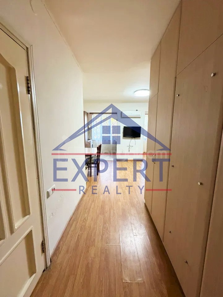 1 Սենյականոց Բնակարան Քարե Շենքում, 49քմ, 2/5 հարկ, Նորմալ Վիճակում, Կահավորված, Արևկող