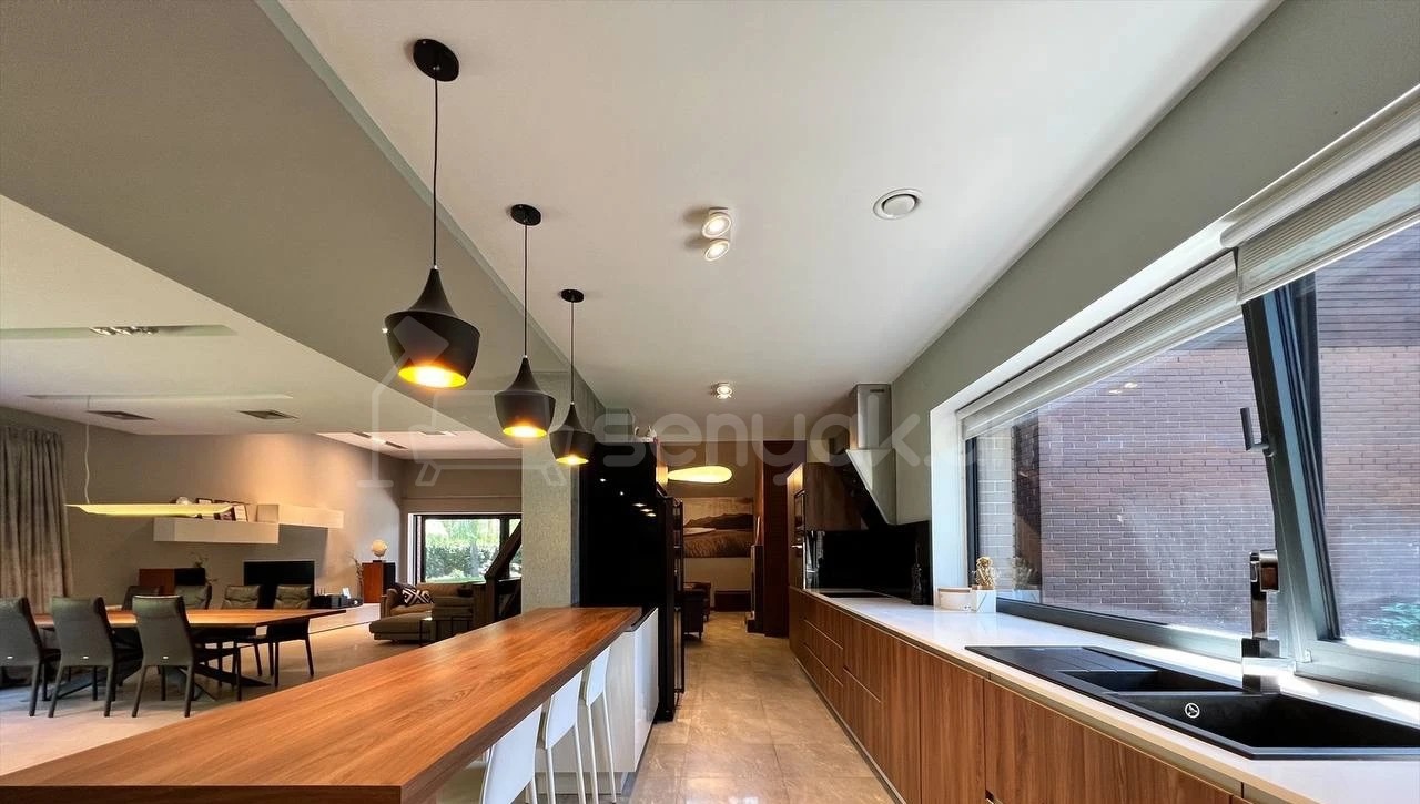 5 Սենյականոց Շքեղ Առանձնատուն, 200քմ, Կահավորված, Լողավազանով, Ավտոտնակով