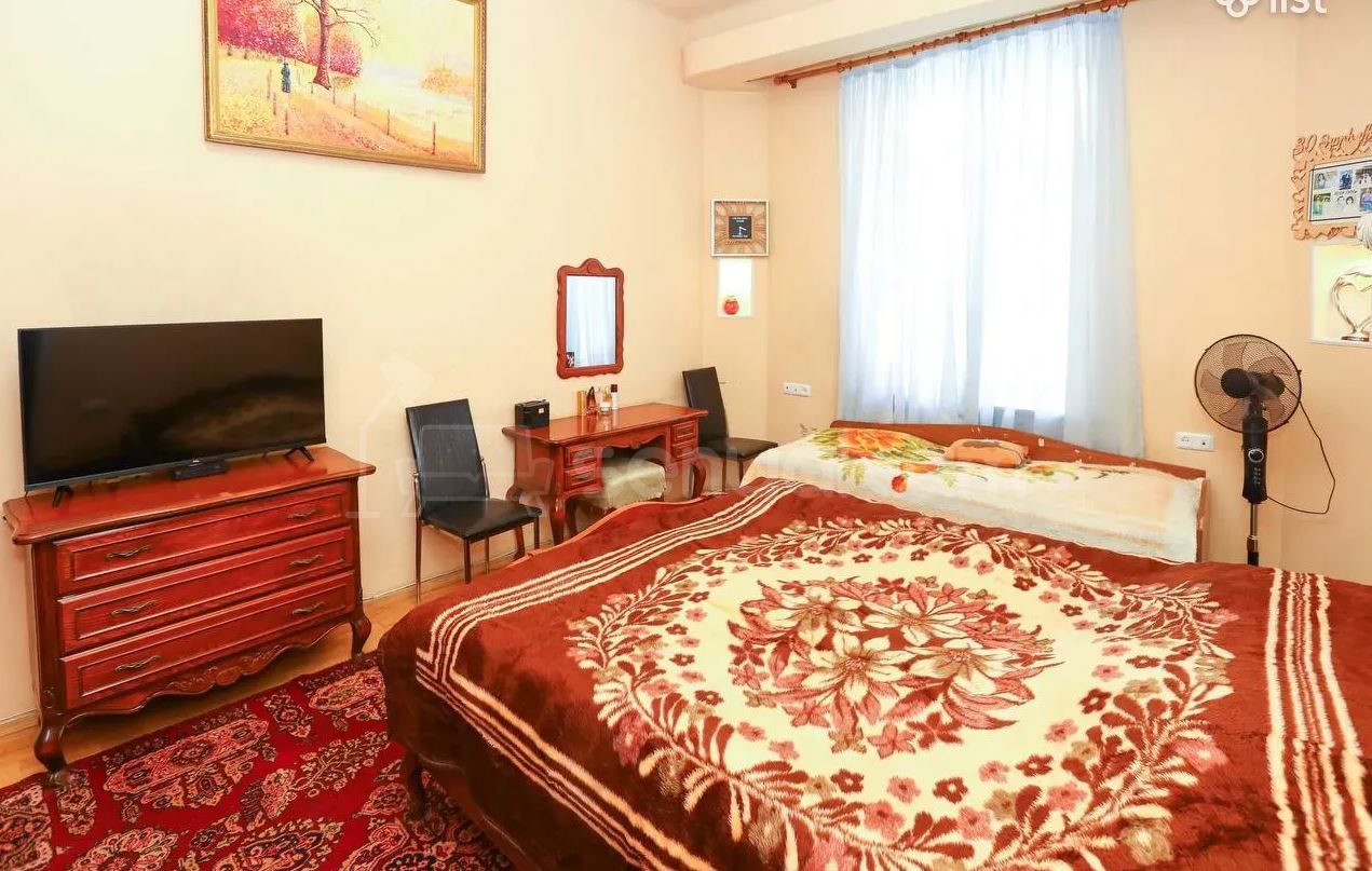 4 Սենյականոց Բնակարան Քարե Շենքում, 110քմ, 2/5 հարկ, Նորմալ Վիճակում