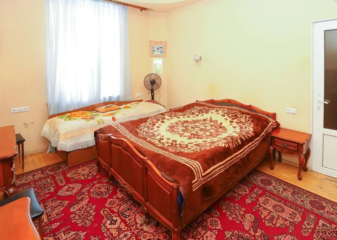 4 Սենյականոց Բնակարան Քարե Շենքում, 110քմ, 2/5 հարկ, Նորմալ Վիճակում