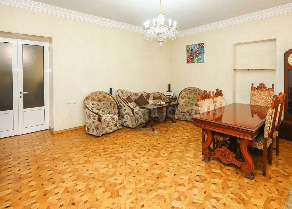 4 Սենյականոց Բնակարան Քարե Շենքում, 110քմ, 2/5 հարկ, Նորմալ Վիճակում