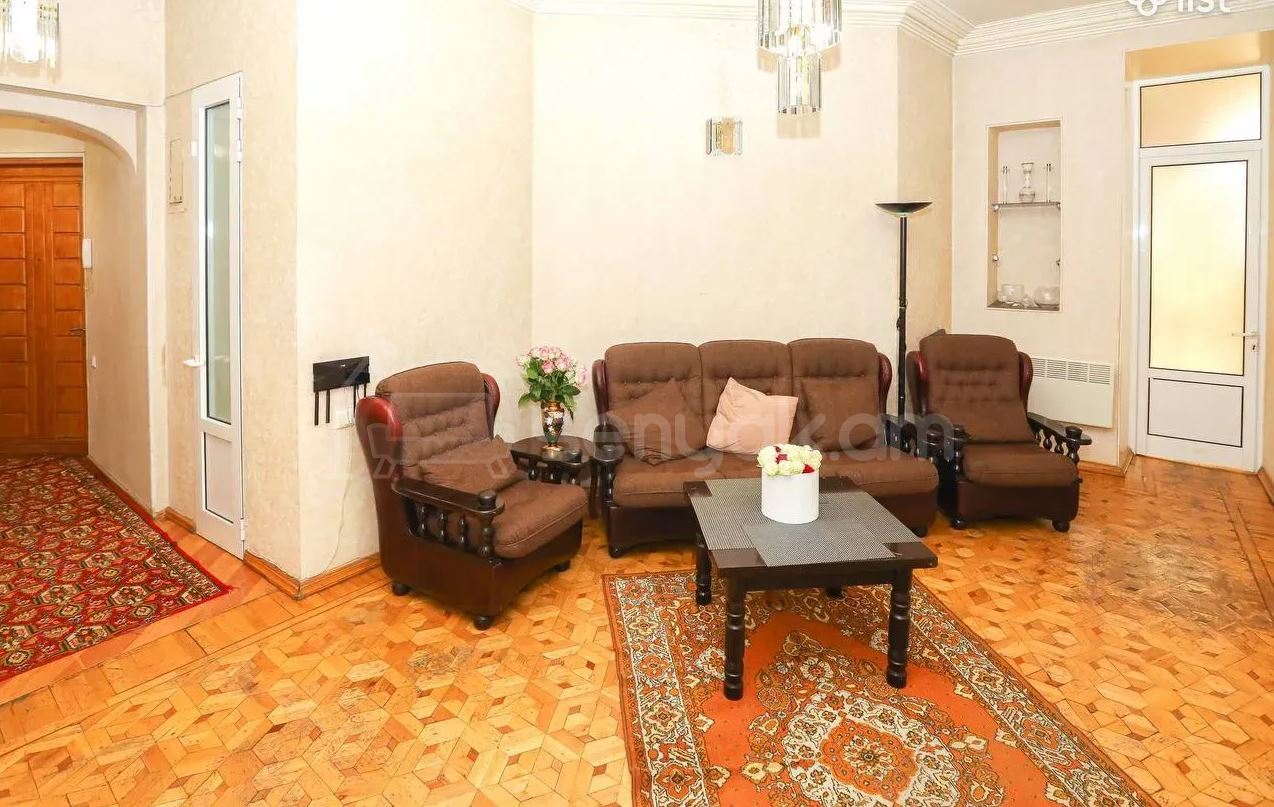 4 Սենյականոց Բնակարան Քարե Շենքում, 110քմ, 2/5 հարկ, Նորմալ Վիճակում