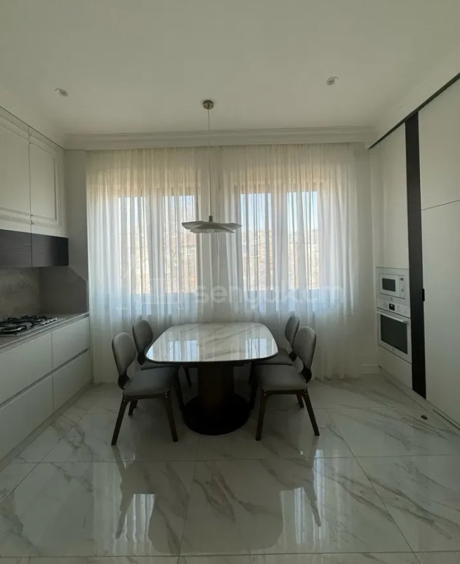 3 Սենյականոց Բնակարան Քարե Շենքում, 100քմ, 4/4 հարկ, Դիզայներական Վերանորոգված