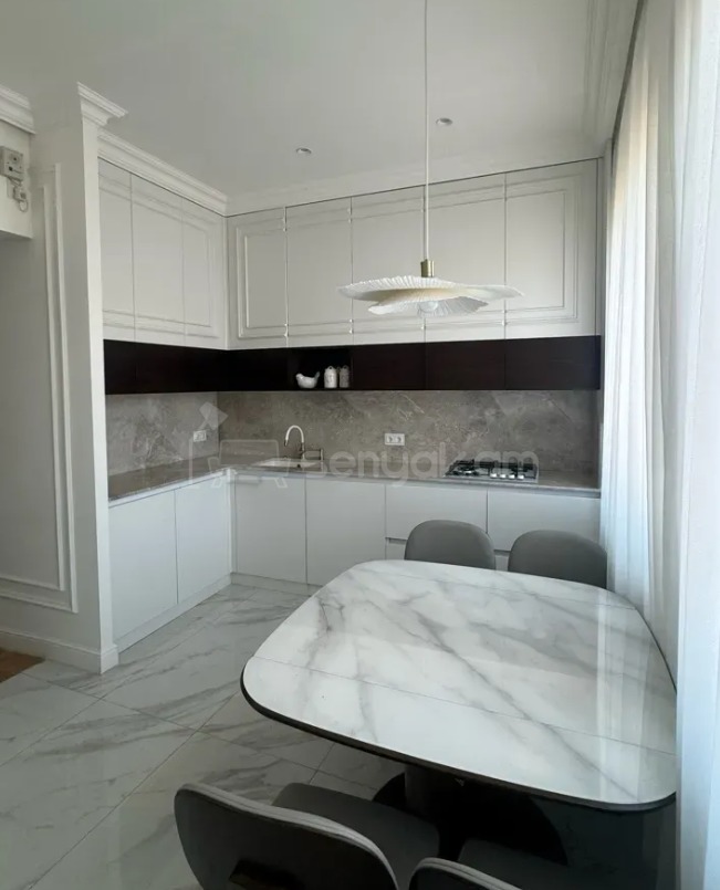 3 Սենյականոց Բնակարան Քարե Շենքում, 100քմ, 4/4 հարկ, Դիզայներական Վերանորոգված