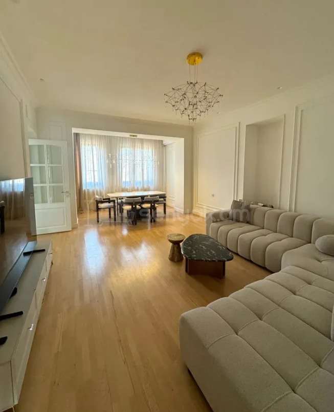 3 Սենյականոց Բնակարան Քարե Շենքում, 100քմ, 4/4 հարկ, Դիզայներական Վերանորոգված