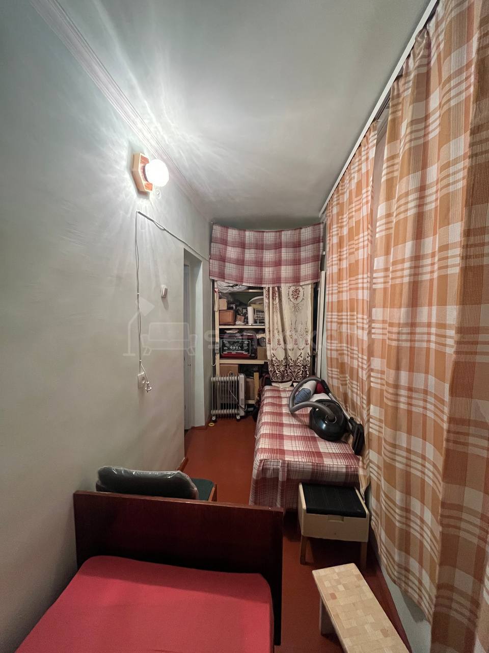 1 Սենյականոց Բնակարան Քարե Շենքում, 40քմ, 2/4 հարկ, Կոսմետիկ Վերանորոգված