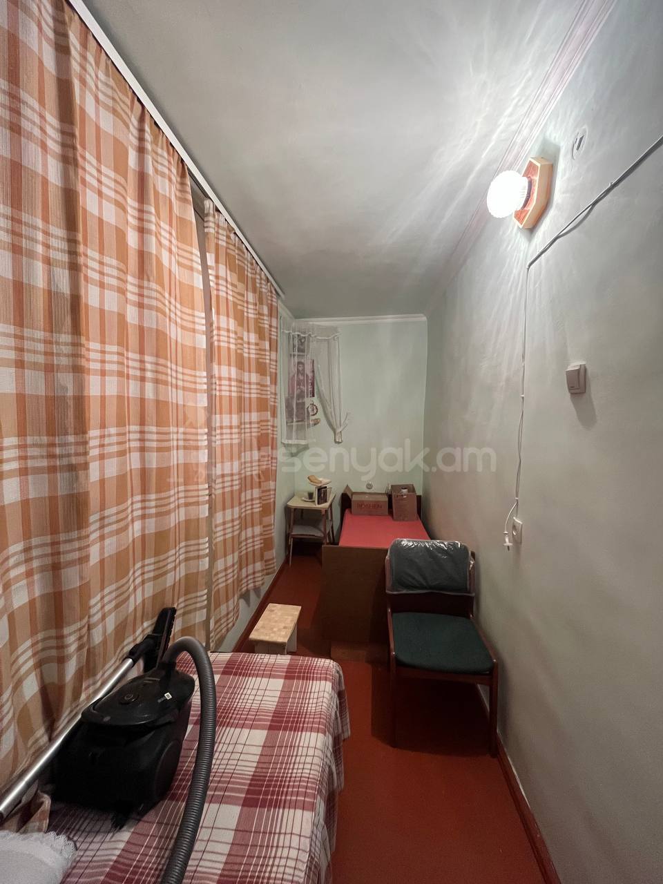 1 Սենյականոց Բնակարան Քարե Շենքում, 40քմ, 2/4 հարկ, Կոսմետիկ Վերանորոգված