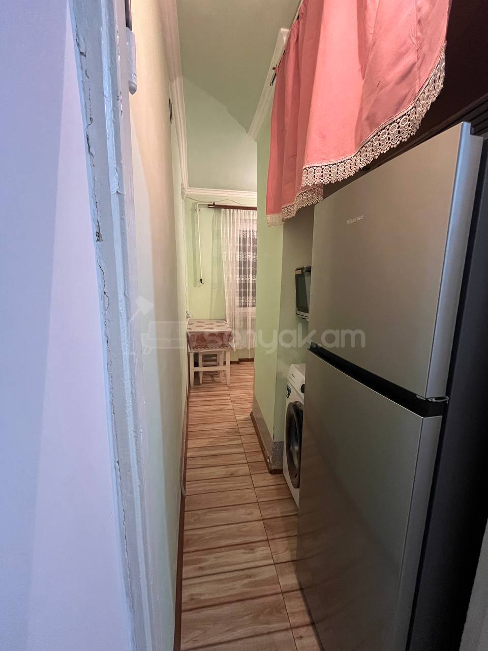 1 Սենյականոց Բնակարան Քարե Շենքում, 40քմ, 2/4 հարկ, Կոսմետիկ Վերանորոգված