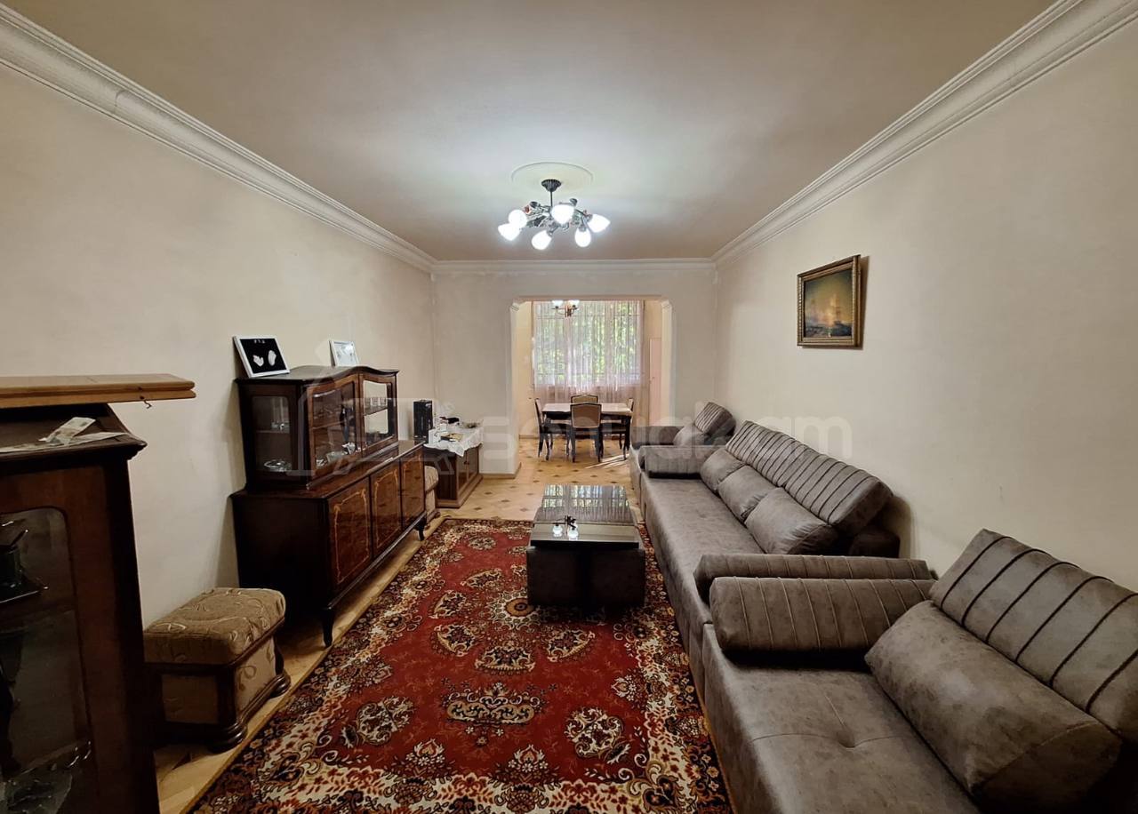 3 Սենյականոց Բնակարան Քարե Շենքում, 85քմ, 1/5 հարկ, Նորմալ Վիճակում, Կահավորված, Արևկող