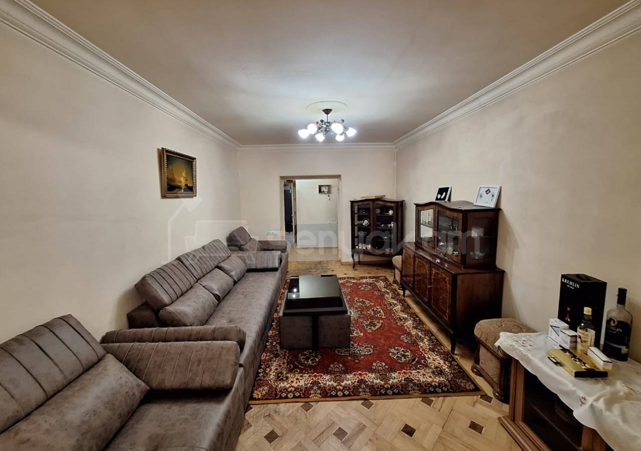 3 Սենյականոց Բնակարան Քարե Շենքում, 85քմ, 1/5 հարկ, Նորմալ Վիճակում, Կահավորված, Արևկող