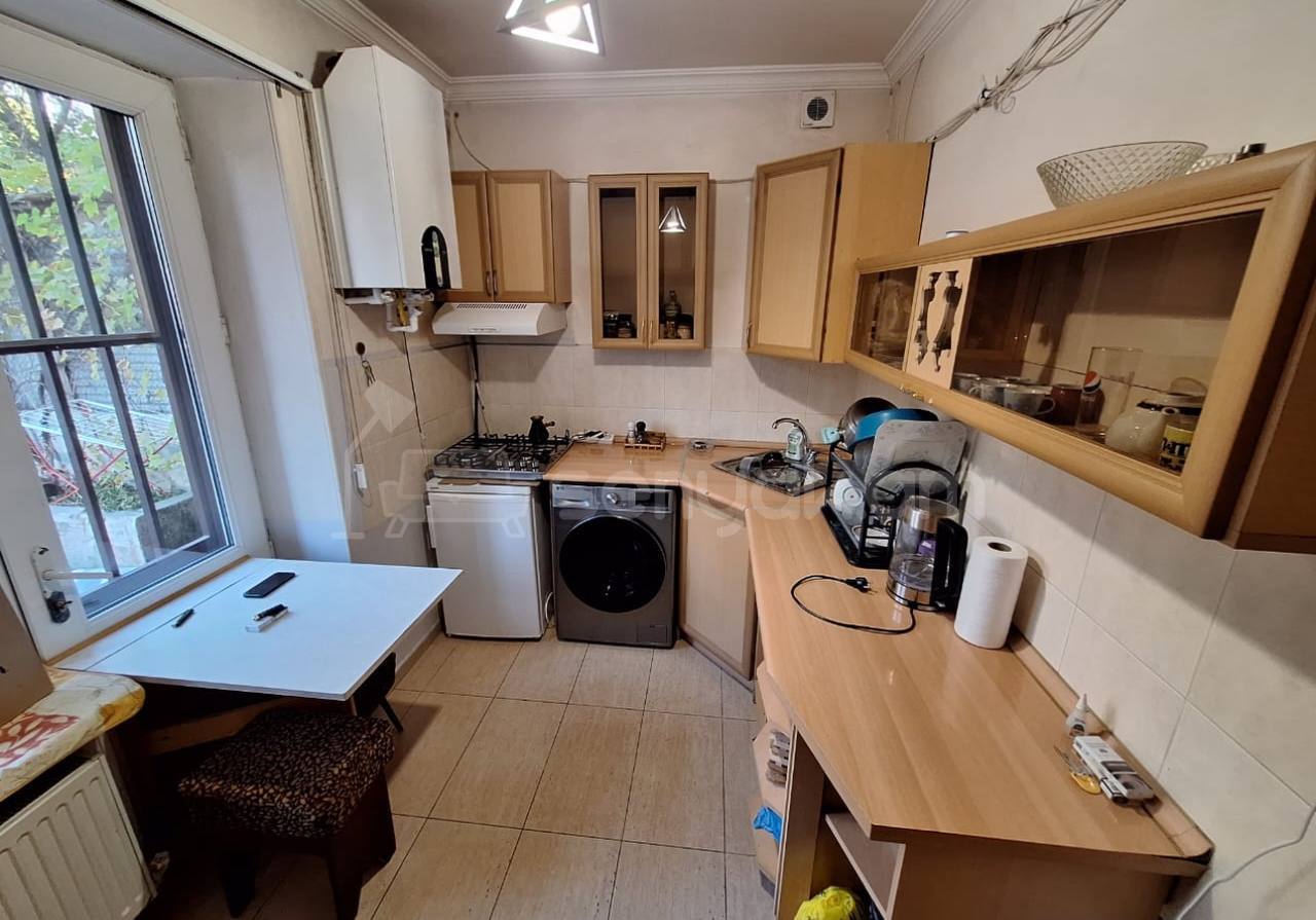 3 Սենյականոց Բնակարան Քարե Շենքում, 85քմ, 1/5 հարկ, Նորմալ Վիճակում, Կահավորված, Արևկող