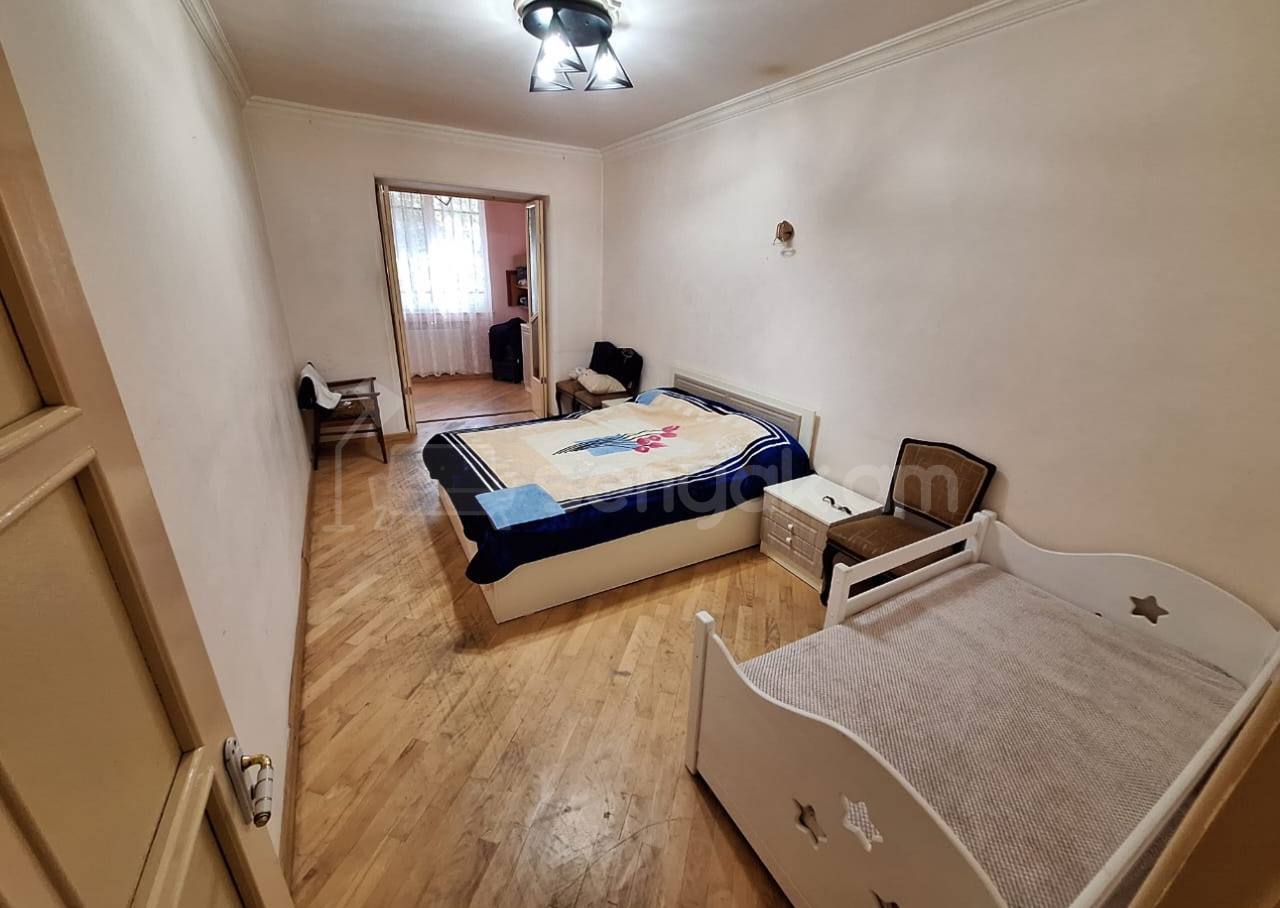 3 Սենյականոց Բնակարան Քարե Շենքում, 85քմ, 1/5 հարկ, Նորմալ Վիճակում, Կահավորված, Արևկող