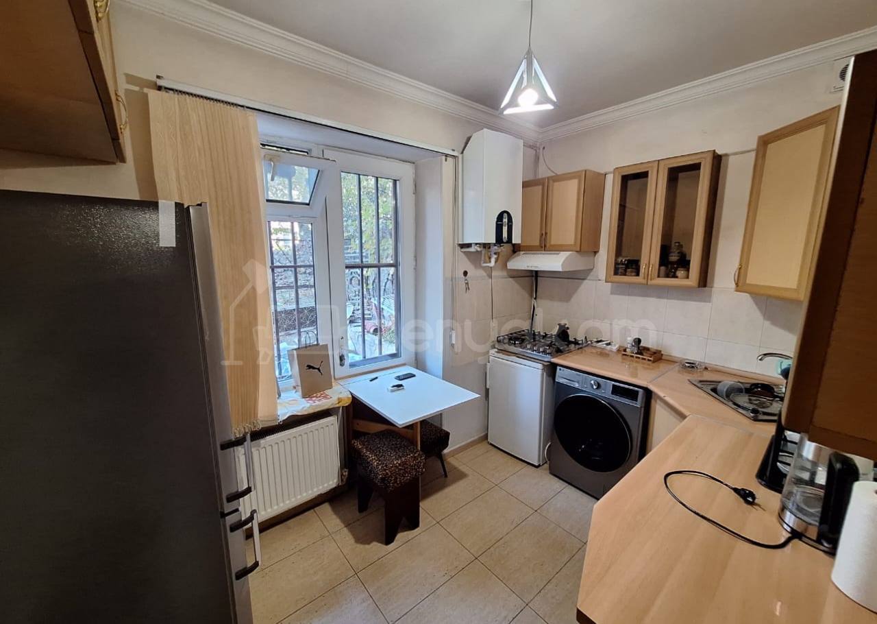 3 Սենյականոց Բնակարան Քարե Շենքում, 85քմ, 1/5 հարկ, Նորմալ Վիճակում, Կահավորված, Արևկող