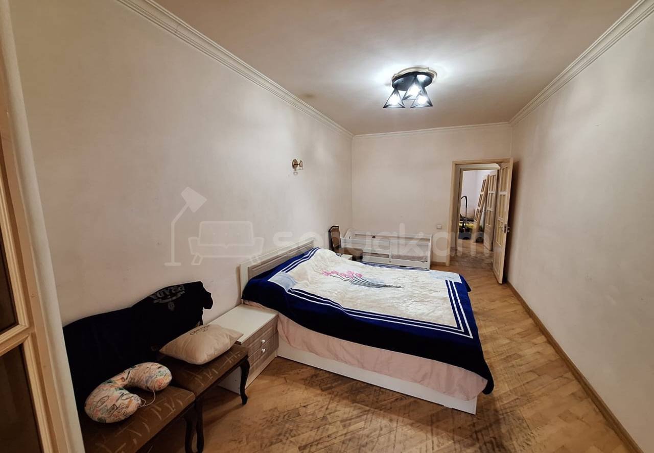 3 Սենյականոց Բնակարան Քարե Շենքում, 85քմ, 1/5 հարկ, Նորմալ Վիճակում, Կահավորված, Արևկող