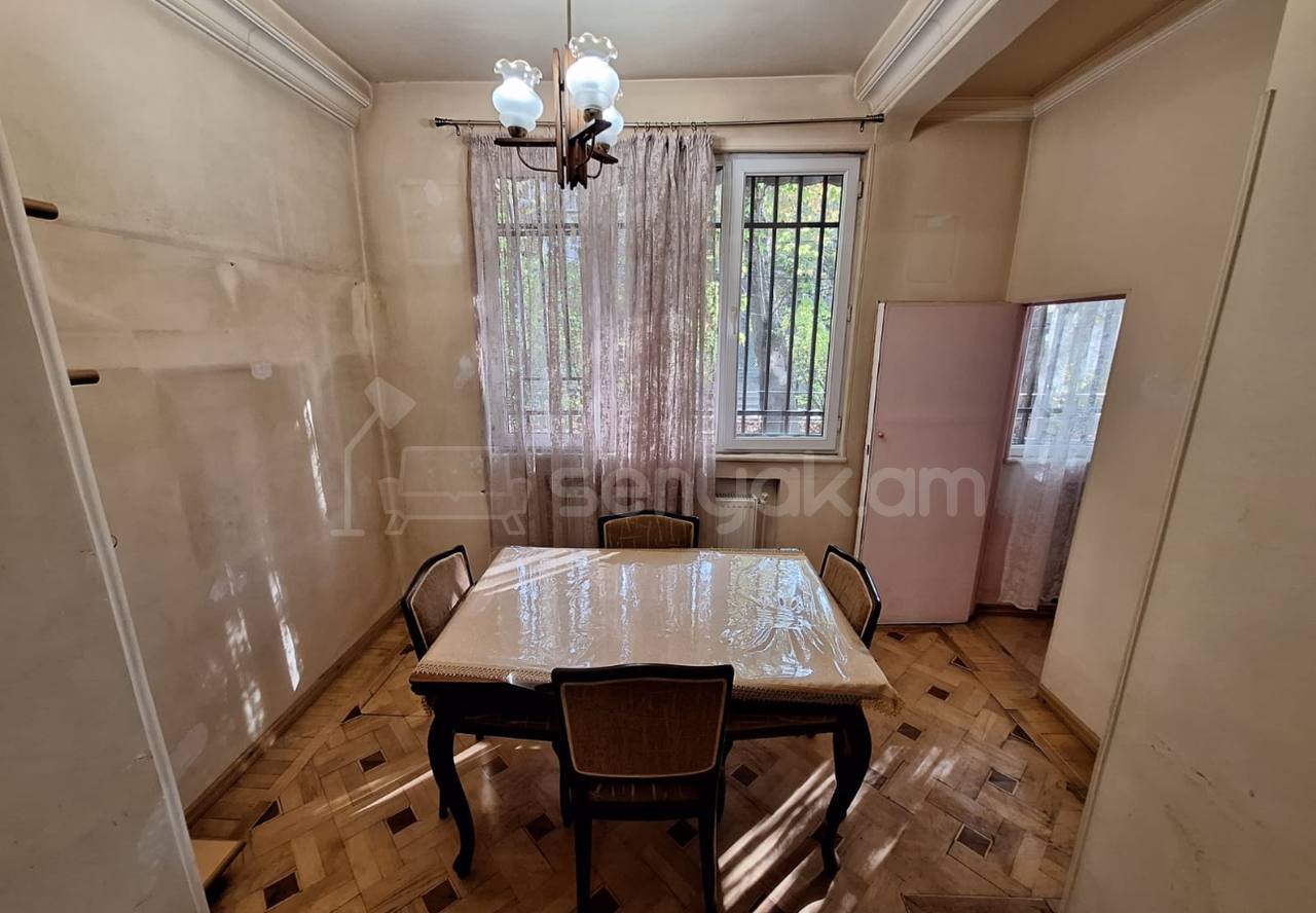 3 Սենյականոց Բնակարան Քարե Շենքում, 85քմ, 1/5 հարկ, Նորմալ Վիճակում, Կահավորված, Արևկող