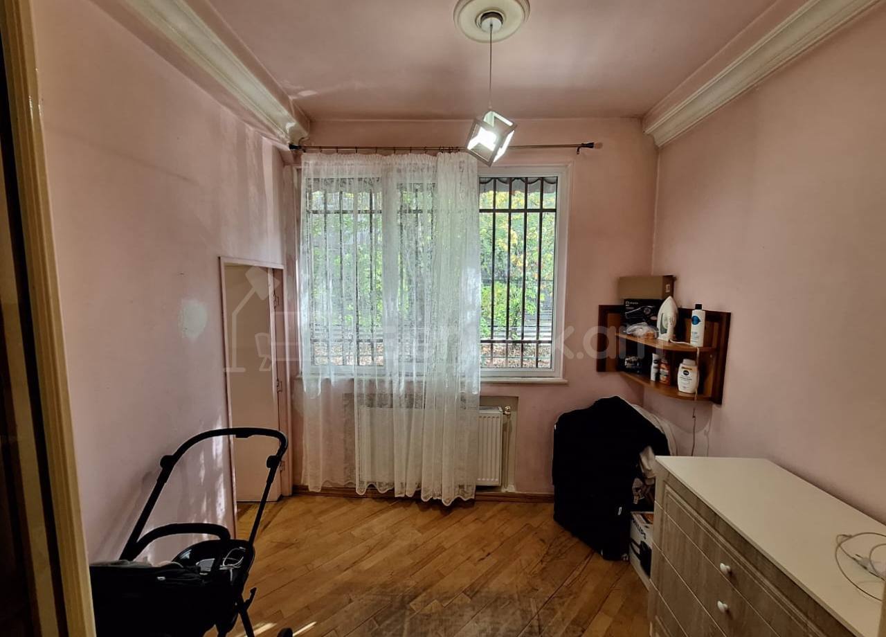 3 Սենյականոց Բնակարան Քարե Շենքում, 85քմ, 1/5 հարկ, Նորմալ Վիճակում, Կահավորված, Արևկող