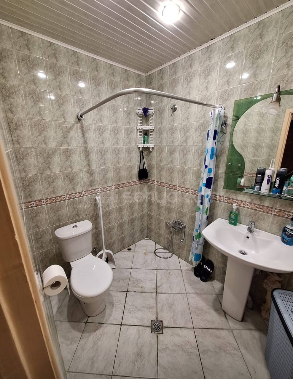 3 Սենյականոց Բնակարան Քարե Շենքում, 85քմ, 1/5 հարկ, Նորմալ Վիճակում, Կահավորված, Արևկող