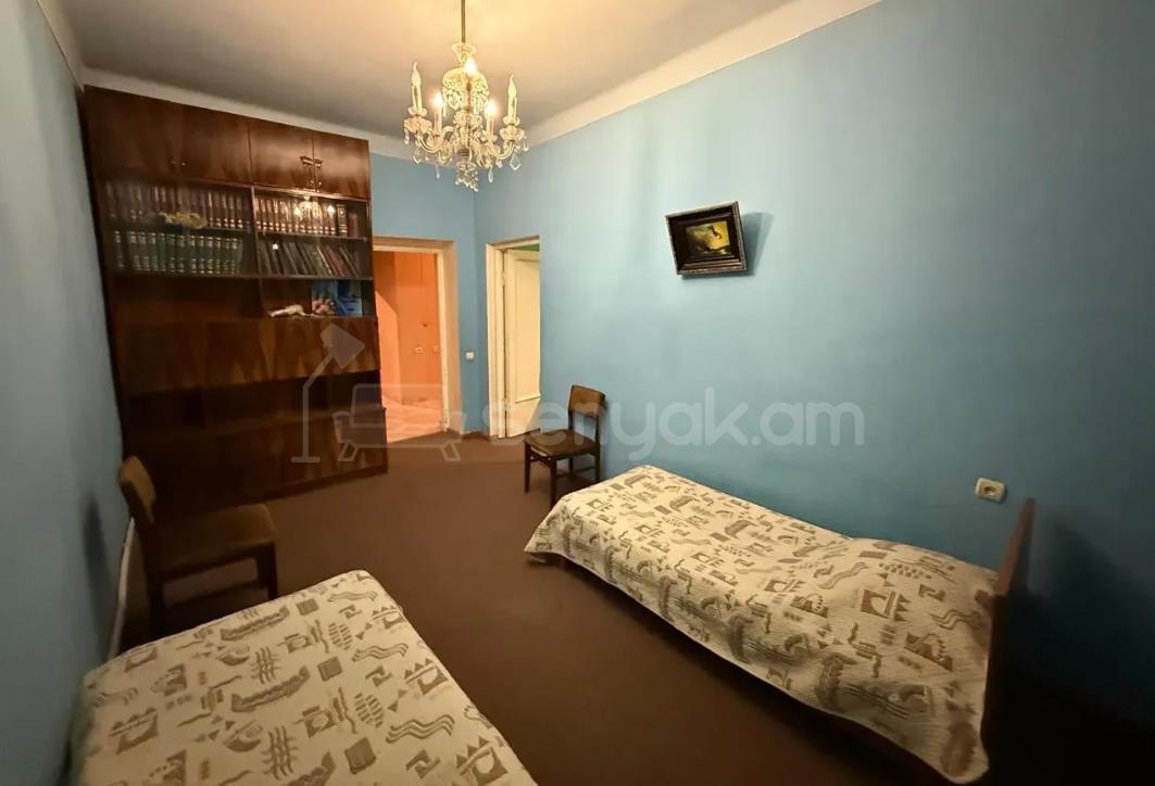 3 Սենյականոց Բնակարան Քարե Շենքում, 100քմ, 3/5 հարկ, Նորմալ Վիճակում, Կահավորված, Արևկող