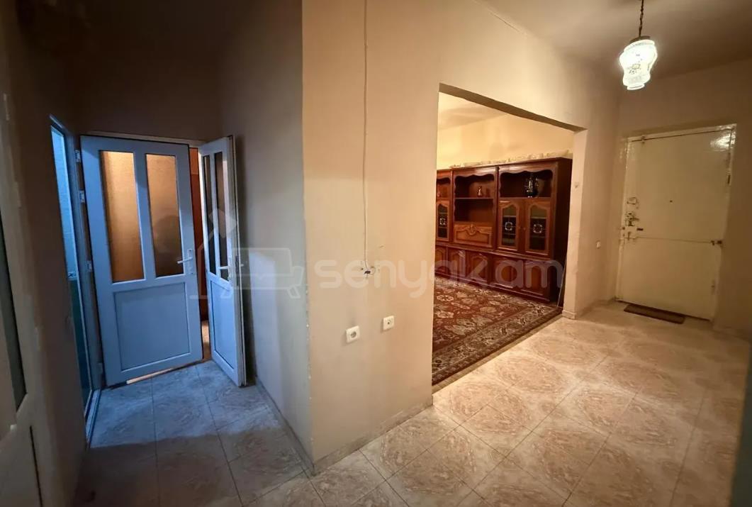 3 Սենյականոց Բնակարան Քարե Շենքում, 100քմ, 3/5 հարկ, Նորմալ Վիճակում, Կահավորված, Արևկող