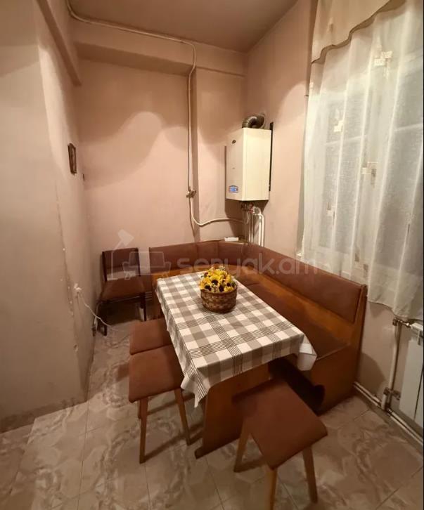 3 Սենյականոց Բնակարան Քարե Շենքում, 100քմ, 3/5 հարկ, Նորմալ Վիճակում, Կահավորված, Արևկող