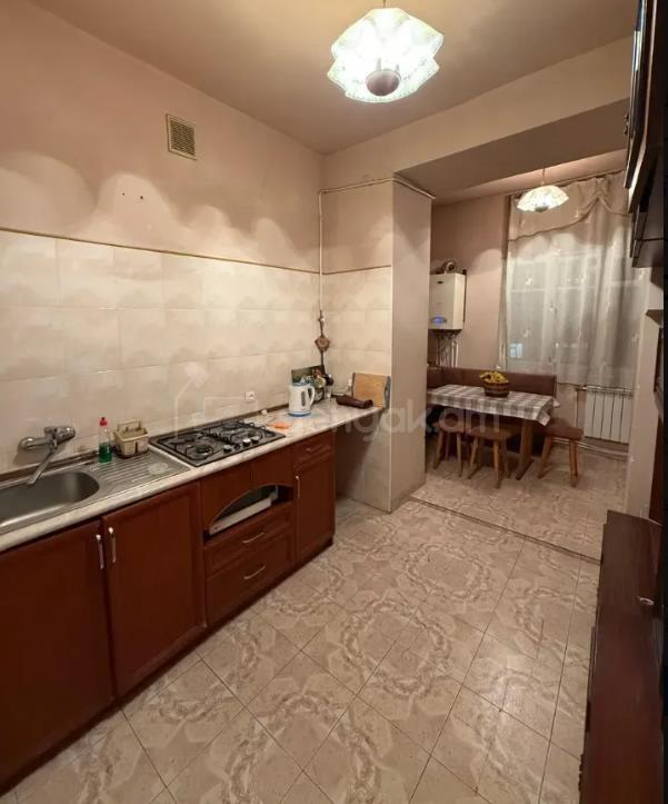 3 Սենյականոց Բնակարան Քարե Շենքում, 100քմ, 3/5 հարկ, Նորմալ Վիճակում, Կահավորված, Արևկող