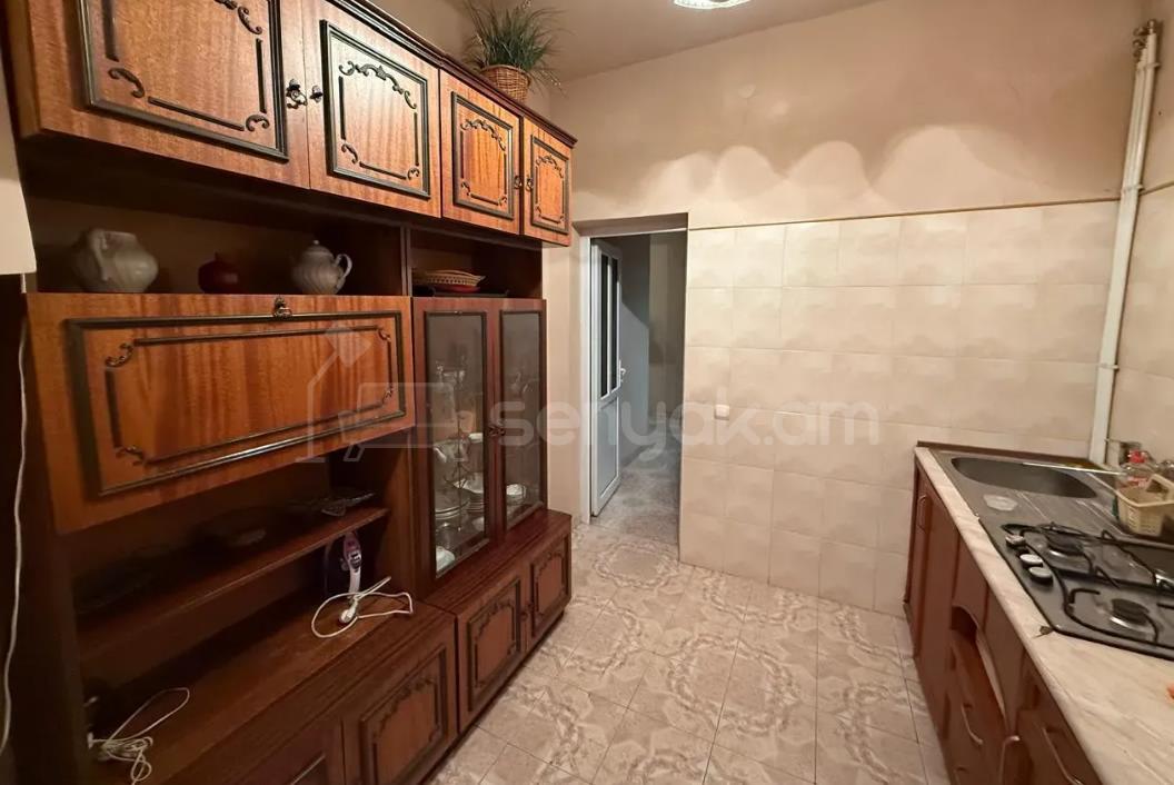 3 Սենյականոց Բնակարան Քարե Շենքում, 100քմ, 3/5 հարկ, Նորմալ Վիճակում, Կահավորված, Արևկող