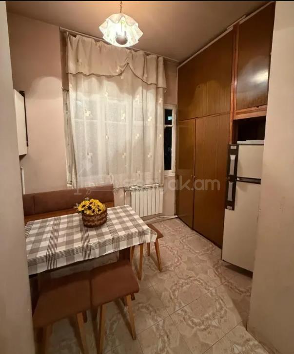 3 Սենյականոց Բնակարան Քարե Շենքում, 100քմ, 3/5 հարկ, Նորմալ Վիճակում, Կահավորված, Արևկող