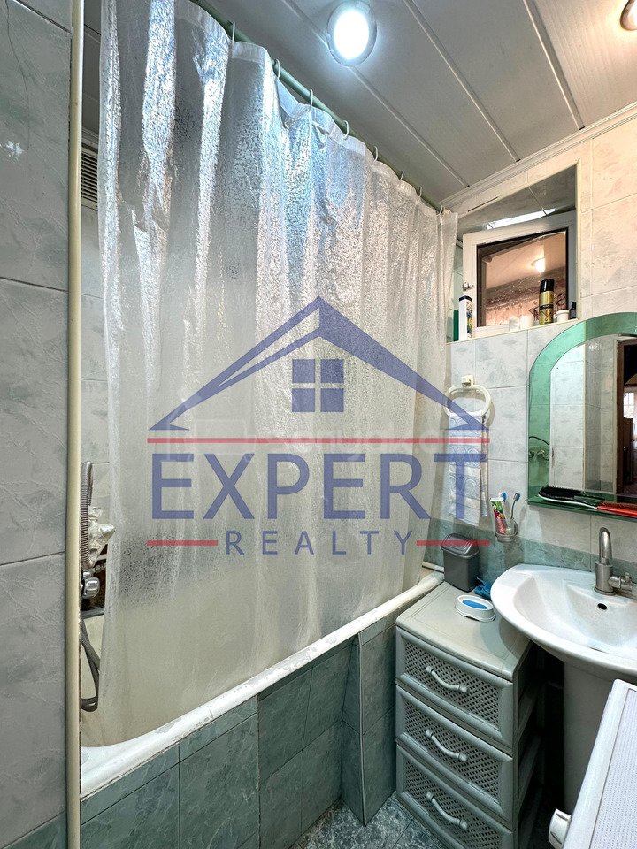 3 Սենյականոց Բնակարան Քարե Շենքում, 76քմ, 2/5 հարկ, Նորմալ Վիճակում