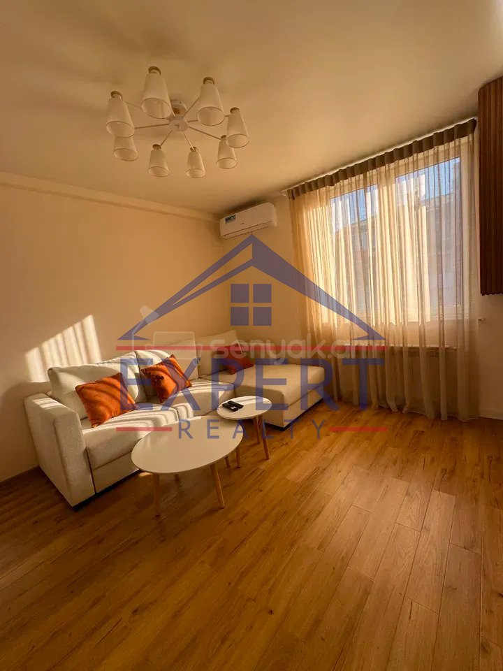 2 Սենյականոց Բնակարան Քարե Շենքում, 52քմ, 5/5 հարկ, Կապիտալ Վերանորոգված