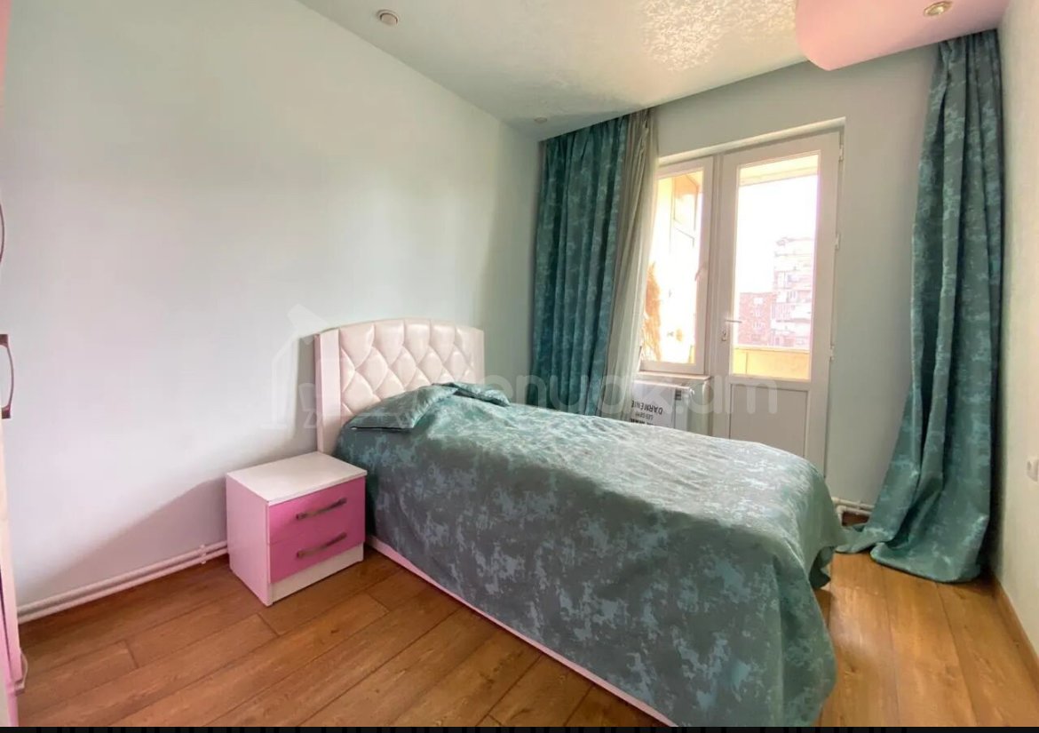 4 Սենյականոց Բնակարան Քարե Շենքում, 92քմ, 5/5 հարկ, Կապիտալ Վերանորոգված