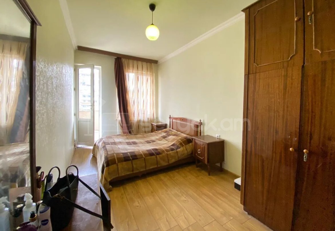 4 Սենյականոց Բնակարան Քարե Շենքում, 92քմ, 5/5 հարկ, Կապիտալ Վերանորոգված