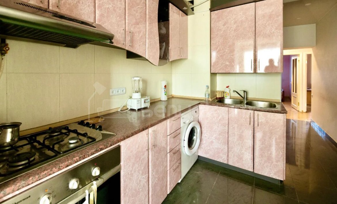 3 Սենյականոց Բնակարան Քարե Շենքում, 83քմ, 5/5 հարկ, Կապիտալ Վերանորոգված, Կահավորված, Արևկող