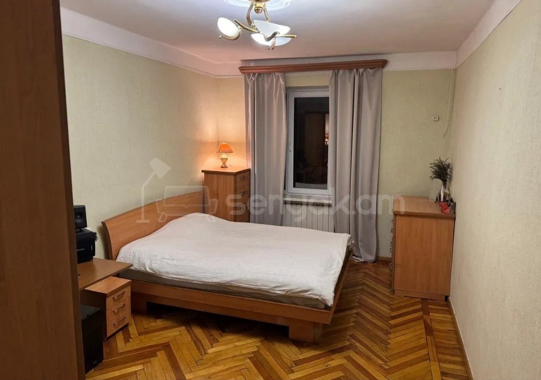 4 Սենյականոց Բնակարան Քարե Շենքում, 100քմ, 5/5 հարկ, Նորմալ Վիճակում, Կահավորված