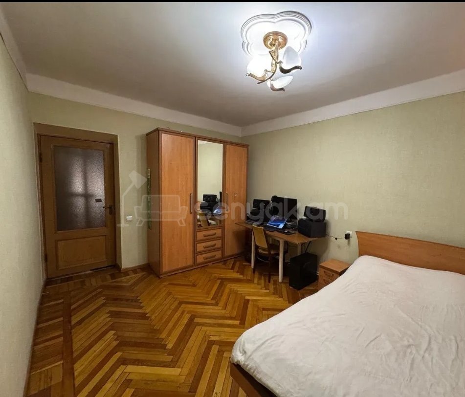 4 Սենյականոց Բնակարան Քարե Շենքում, 100քմ, 5/5 հարկ, Նորմալ Վիճակում, Կահավորված