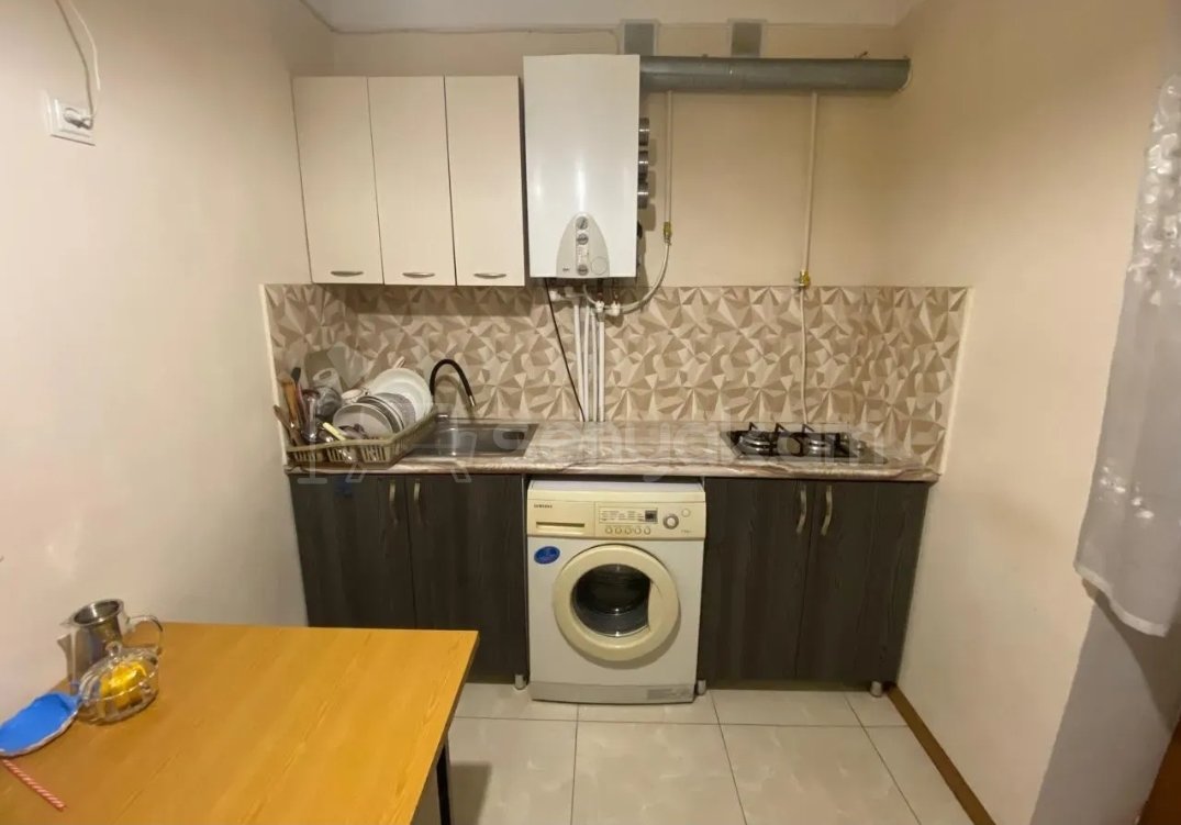 4 Սենյականոց Բնակարան Քարե Շենքում, 100քմ, 5/5 հարկ, Նորմալ Վիճակում, Կահավորված