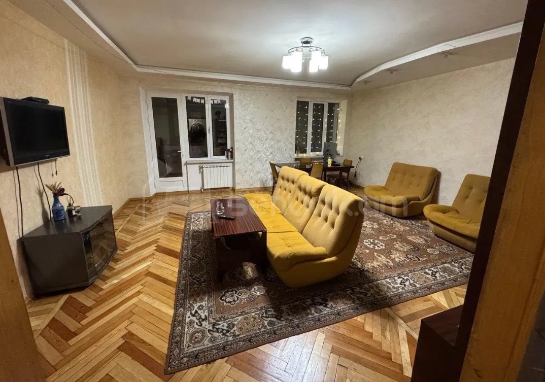 4 Սենյականոց Բնակարան Քարե Շենքում, 100քմ, 5/5 հարկ, Նորմալ Վիճակում, Կահավորված