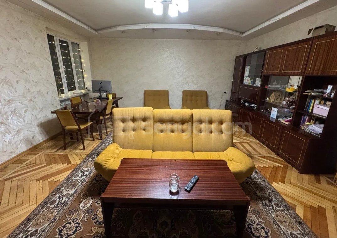 4 Սենյականոց Բնակարան Քարե Շենքում, 100քմ, 5/5 հարկ, Նորմալ Վիճակում, Կահավորված