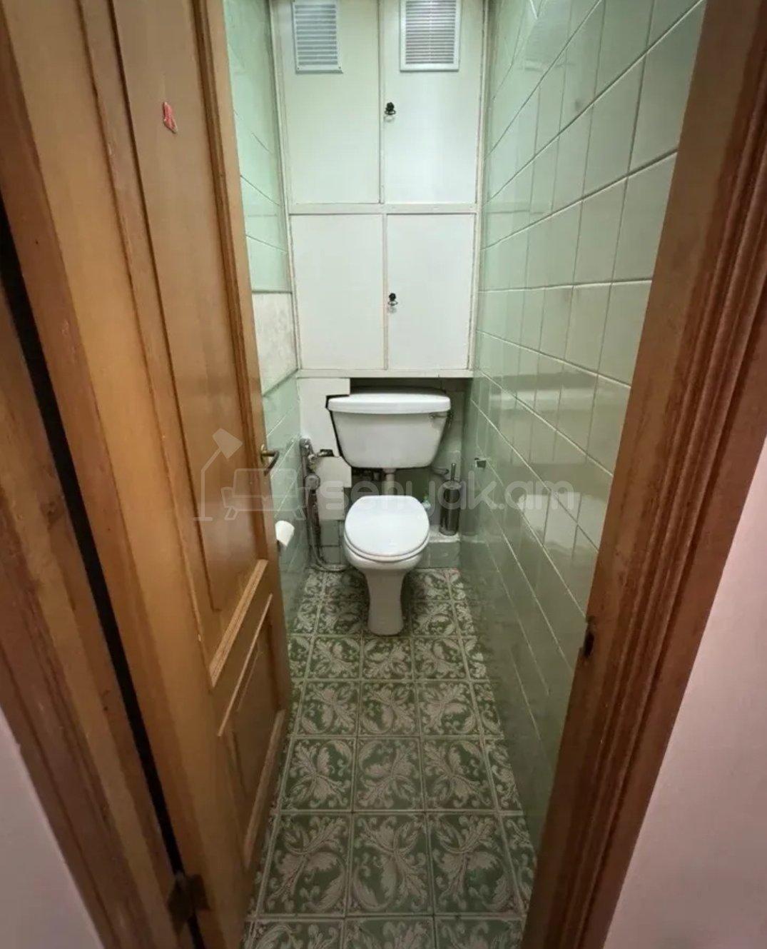 4 Սենյականոց Բնակարան Քարե Շենքում, 100քմ, 5/5 հարկ, Նորմալ Վիճակում, Կահավորված