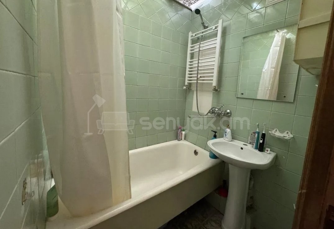 4 Սենյականոց Բնակարան Քարե Շենքում, 100քմ, 5/5 հարկ, Նորմալ Վիճակում, Կահավորված