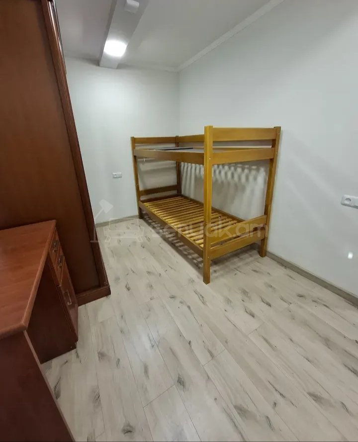 3 Սենյականոց Բնակարան Քարե Շենքում, 78քմ, 1/1 հարկ, Կապիտալ Վերանորոգված, Կահավորված