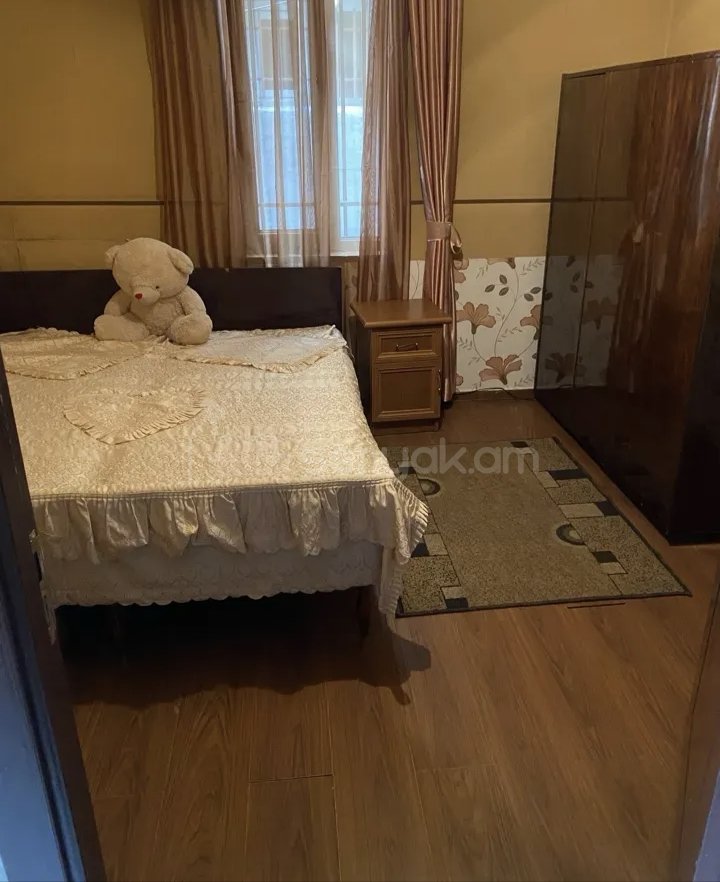 3 Սենյականոց Բնակարան Քարե Շենքում, 82քմ, 1/1 հարկ, Կապիտալ Վերանորոգված, Կահավորված