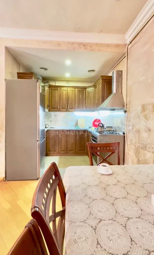 3 Սենյականոց Բնակարան Քարե Շենքում, 80քմ, 2/5 հարկ, Դիզայներական Վերանորոգված, Կահավորված