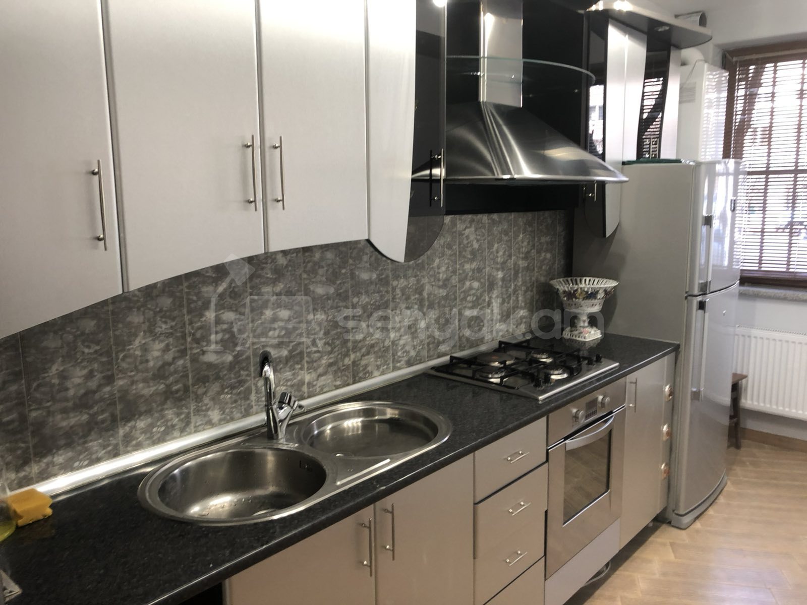 3 Սենյականոց Բնակարան Քարե Շենքում, 70քմ, 1/5 հարկ, Կապիտալ Վերանորոգված, Կահավորված