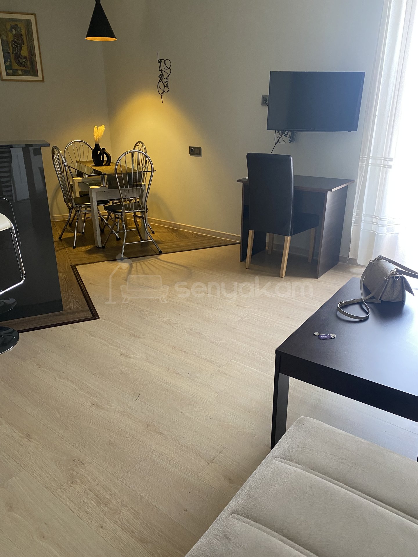 3 Սենյականոց Բնակարան Քարե Շենքում, 60քմ, 2/5 հարկ, Դիզայներական Վերանորոգված, Կահավորված, Արևկող