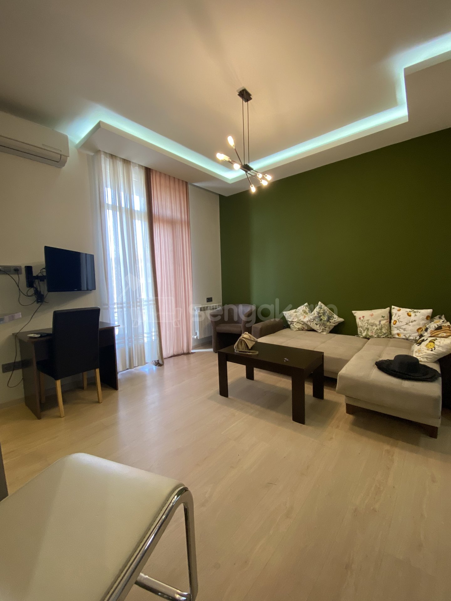 3 Սենյականոց Բնակարան Քարե Շենքում, 60քմ, 2/5 հարկ, Դիզայներական Վերանորոգված, Կահավորված, Արևկող