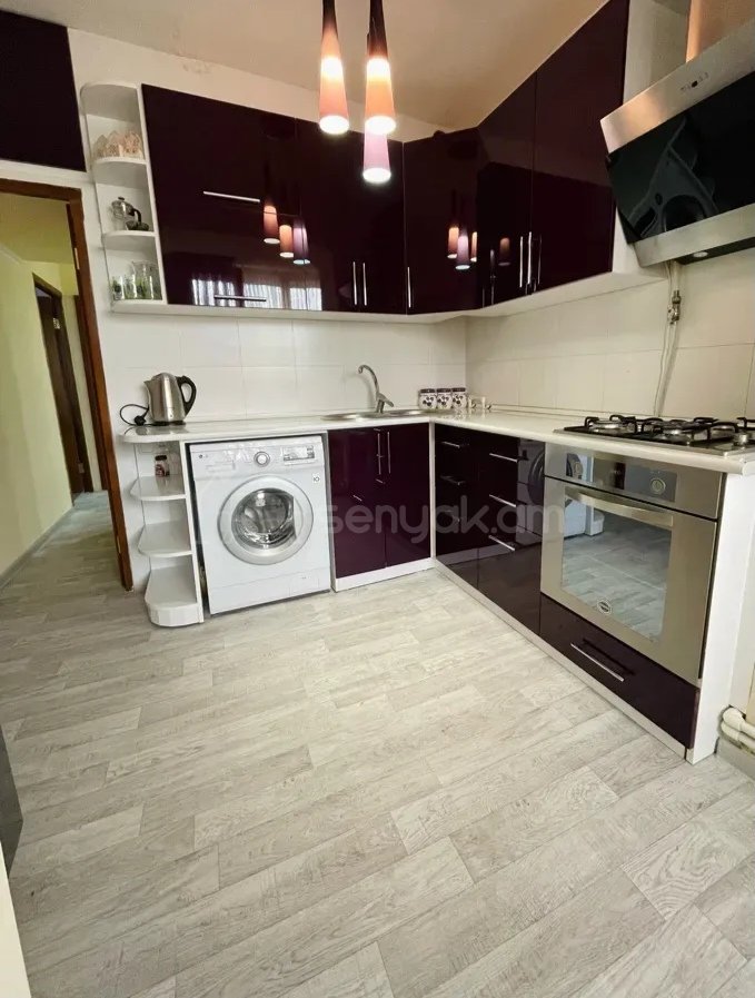 3 Սենյականոց Բնակարան Քարե Շենքում, 8քմ, 4/5 հարկ, Դիզայներական Վերանորոգված, Կահավորված