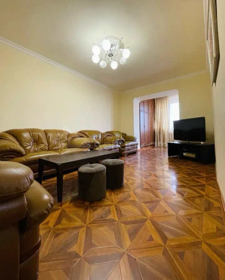 3 Սենյականոց Բնակարան Քարե Շենքում, 8քմ, 4/5 հարկ, Դիզայներական Վերանորոգված, Կահավորված