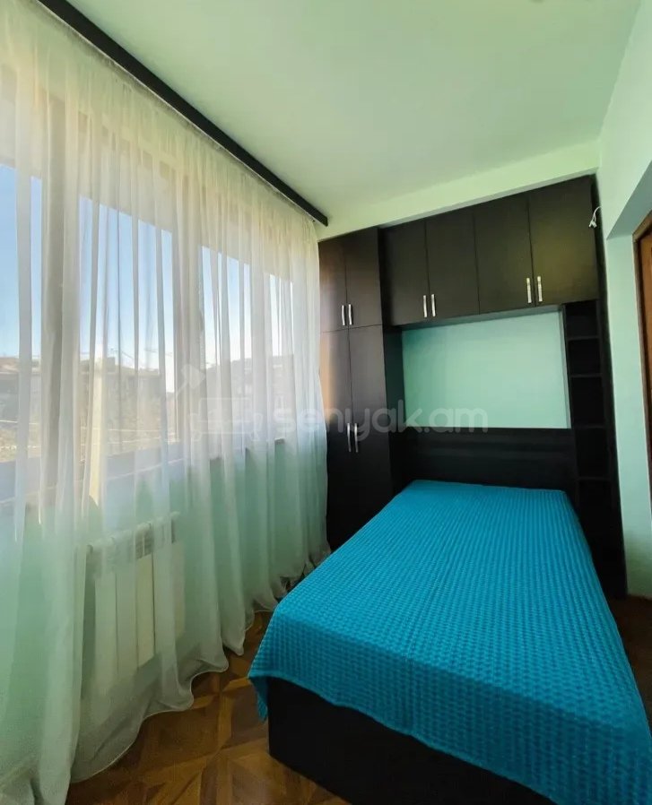 3 Սենյականոց Բնակարան Քարե Շենքում, 8քմ, 4/5 հարկ, Դիզայներական Վերանորոգված, Կահավորված