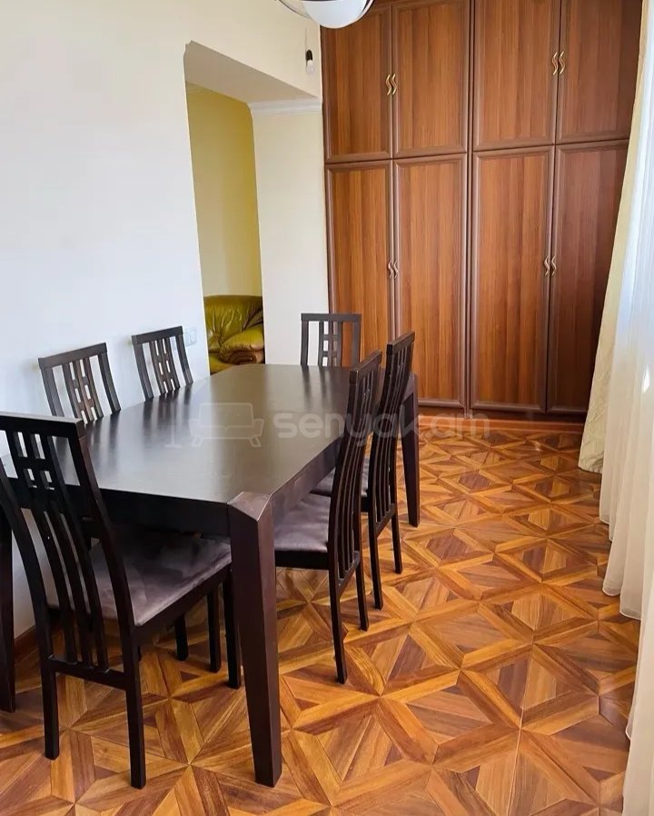 3 Սենյականոց Բնակարան Քարե Շենքում, 8քմ, 4/5 հարկ, Դիզայներական Վերանորոգված, Կահավորված