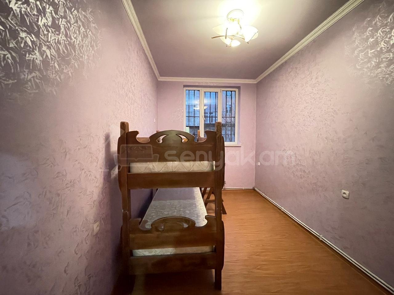 3 Սենյականոց Բնակարան Քարե Շենքում, 80քմ, 1/4 հարկ, Կապիտալ Վերանորոգված, Մասամբ Կահավորված